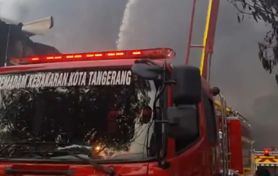 Kebakaran Landa Pabrik Lampu di Batuceper Tangerang, 60 Personel dan 15 Mobil Damkar Dikerahkan