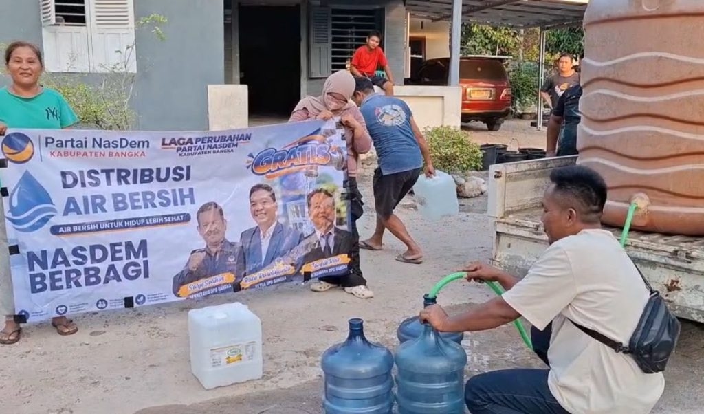 NasDem Bangka Salurkan 60 Ton Air Bersih ke 40 Titik di 12 Desa Terdampak Kemarau