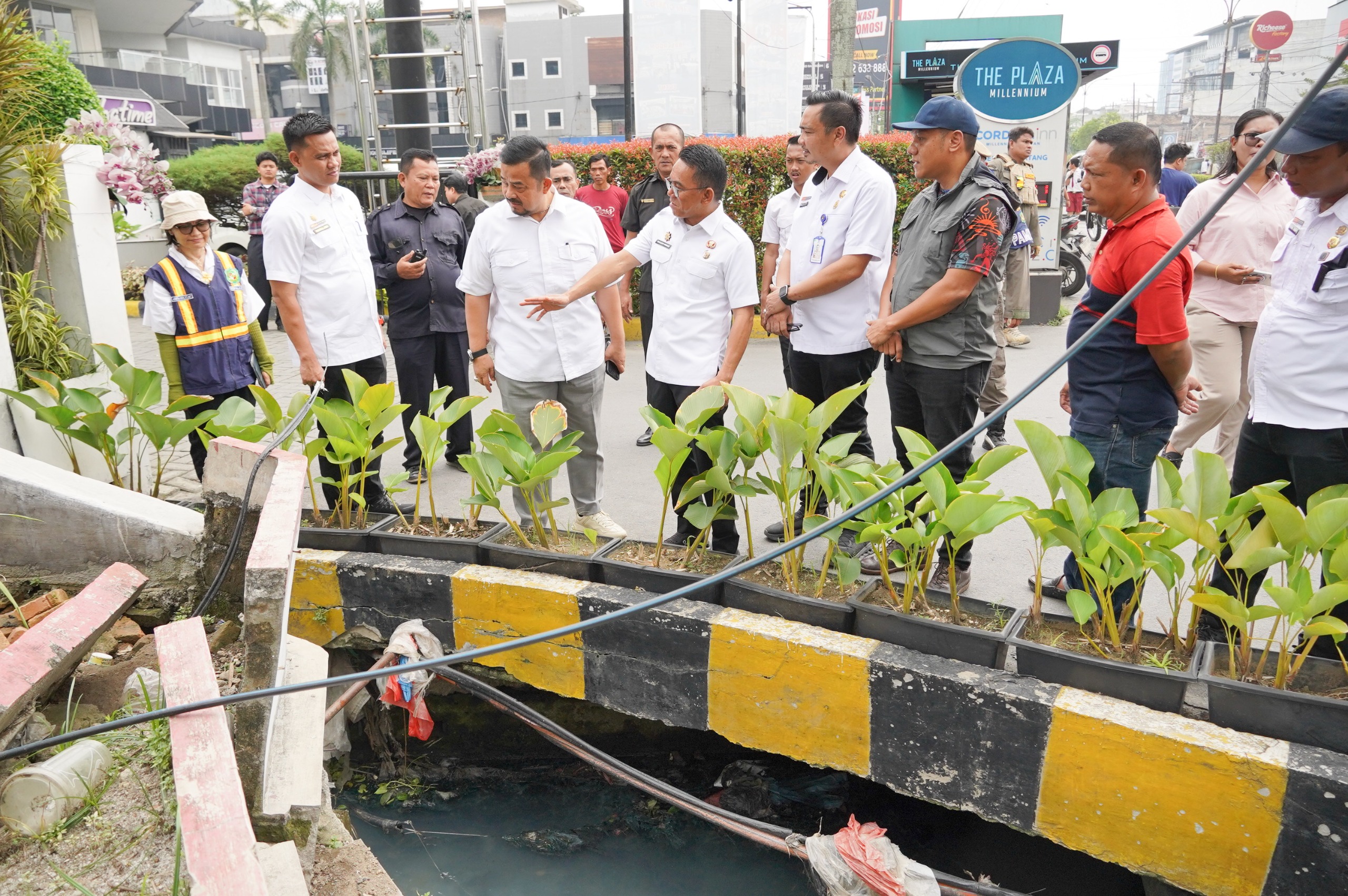 Wakil Wali Kota Medan Sidak Drainase Medan Helvetia, Temukan Parit Tersumbat di 3 Ruas Jalan