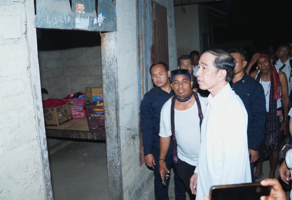 Jokowi Tinjau Rumah Warga Hancur di Palue Sikka, Minta Pemda Respons Cepat