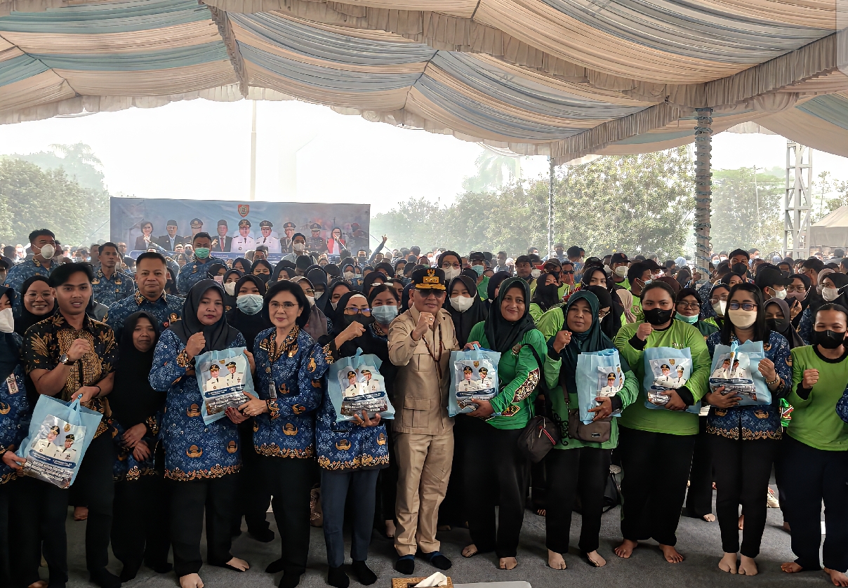 Gubernur Kalteng Agustiar Sabran Salurkan 4.000 Paket Pangan untuk ASN hingga Tenaga Outsourcing Terdampak Karhutla
