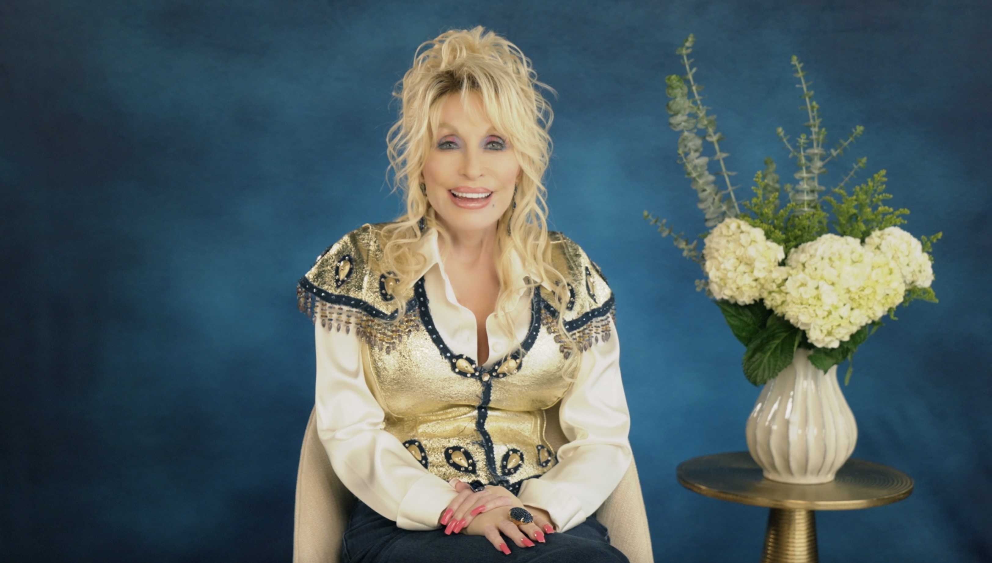 Dolly Parton Terima Penghargaan Americana Lewat Video Sebelum Wafat