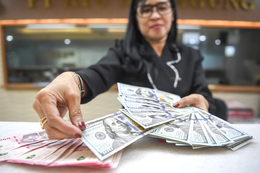 Rupiah Melemah Tipis ke Rp17.696 per Dolar AS Jelang Rapat FOMC