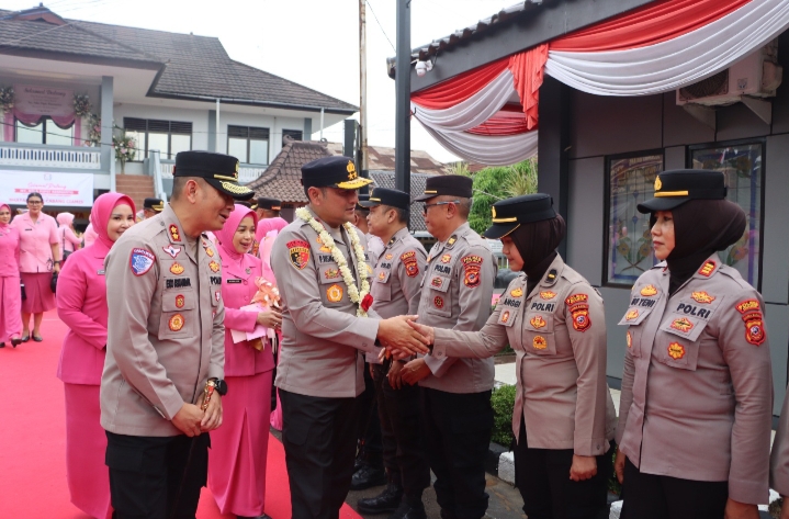 Kapolda Jabar Kunjungi Polres Ciamis, Beri Arahan Adaptif dan Santunan ke Kaum Dhuafa