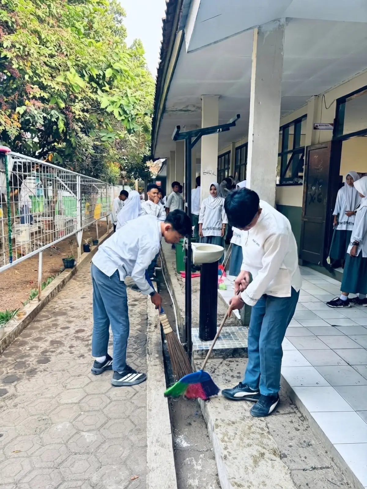 World Clean Up Day 2026, Warga SMA Negeri 1 Nagreg Bergerak Serentak Bersihkan Sekolah dan Sekitarnya