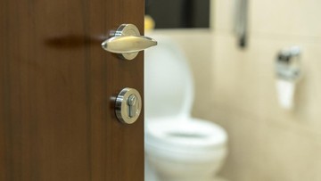 Kenapa Kamar Mandi Hotel Tak Sediakan Gayung? Ini 4 Alasannya