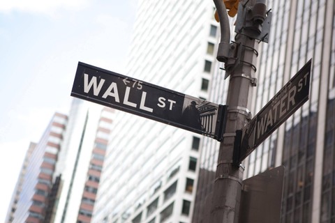 Wall Street Menguat, Dow Jones Naik 318 Poin Usai The Fed Naikkan Suku Bunga