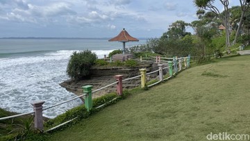 Pantai Batu Hiu Pangandaran Sepi di Hari Kerja, Pedagang Hanya Bawa Pulang Rp 20.000
