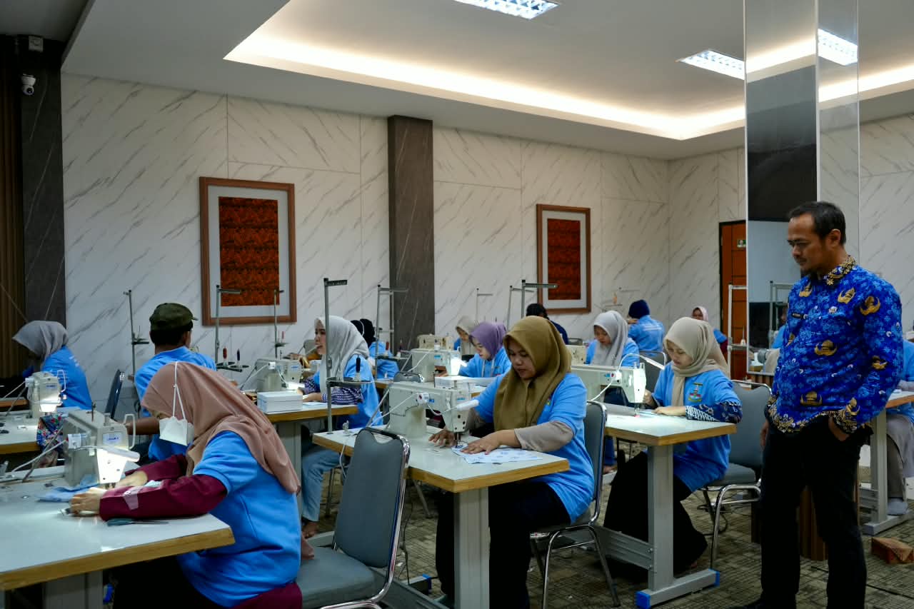 Disnakertrans Kabupaten Serang Latih 32 Warga Menjahit Garmen Standar Pabrik, Incar Sertifikat BNSP