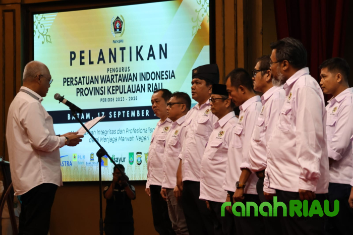 PWI Kepri Dilantik Ulang di Batam, Akhmad Munir Ingatkan Wartawan Punya 