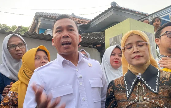 Menteri Wihaji Serahkan Bantuan Rp50 Juta untuk Dua Keluarga Berisiko Stunting di Indramayu, Diwujudkan Jadi Rumah