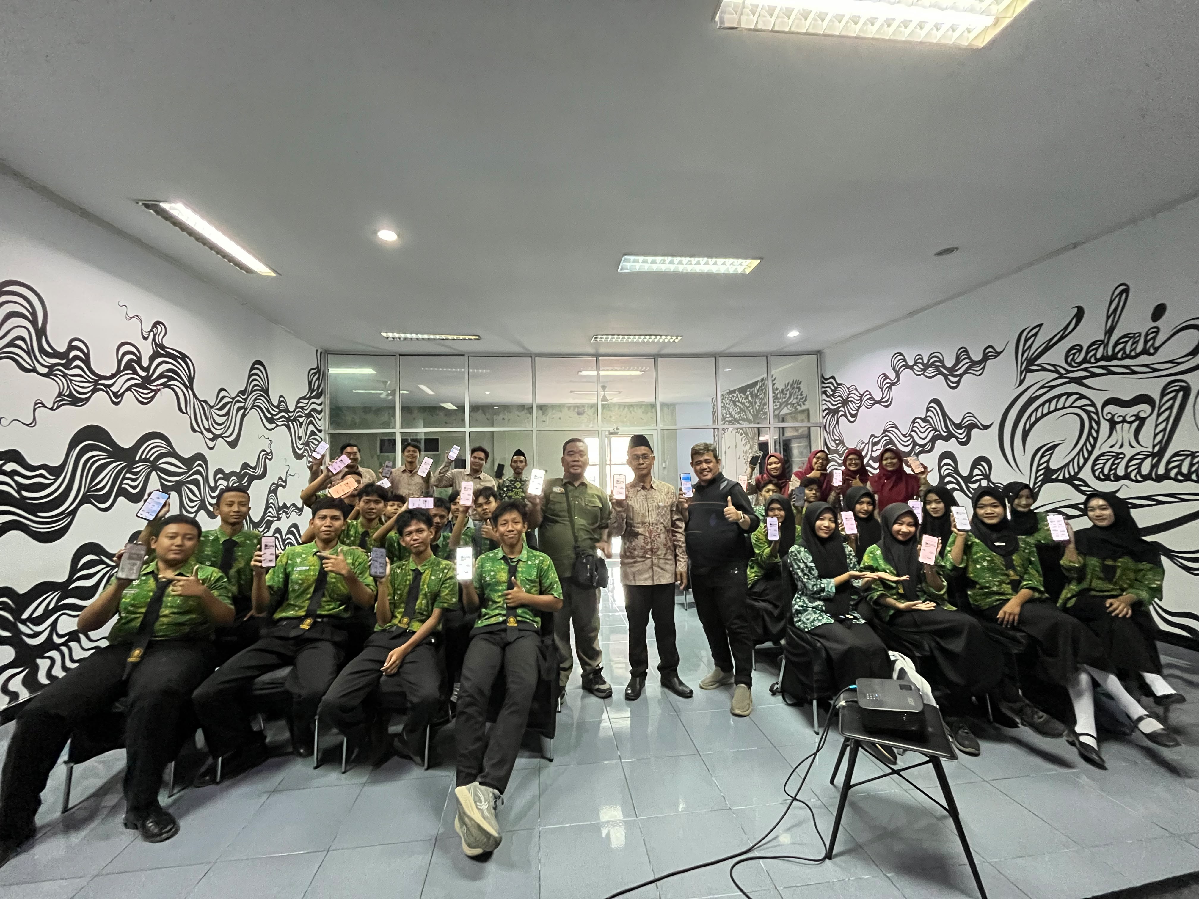 SMK Ma'arif NU 03 Larangan Brebes Gandeng Radar Tegal Latih 30 Siswa Kelola Mading Digital