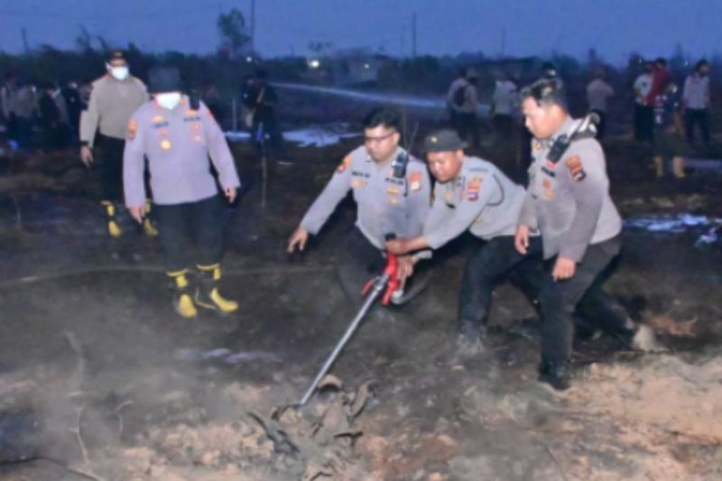 Polda Kalsel Ubah Metode Pemadaman Karhutla, Suntik Cairan Surfaktan ke Bawah Tanah