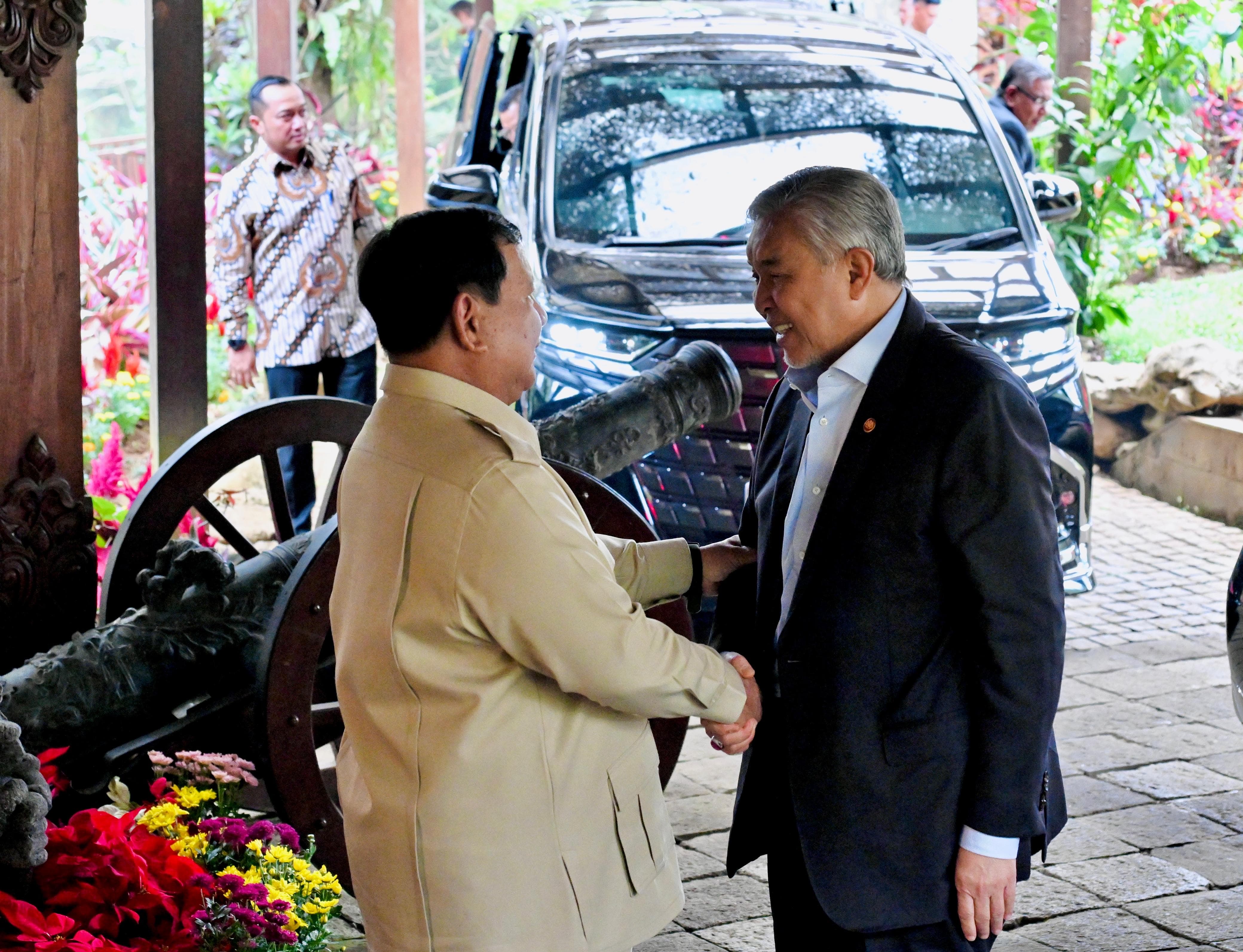 Malaysia Kirim 1 Pesawat dan 3 Helikopter Bantu Karhutla, Prabowo Terima dengan Gembira