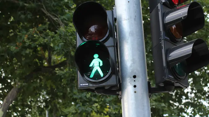 Dua Pensiunan di Inggris Rusak Lampu Lalu Lintas, Klaim Alat Itu 