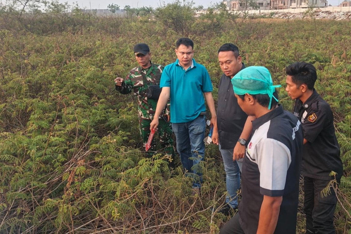 Kerangka Manusia Ditemukan di Lahan Kosong Dekat Perumahan Puri Jaya Pasar Kemis, Polisi Amankan Ponsel dan Sandal