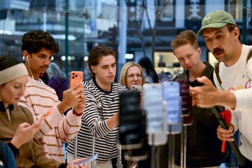 iPhone 18 Pro dan Pro Max Mulai Dijual, Warga Sydney Antusias Antre
