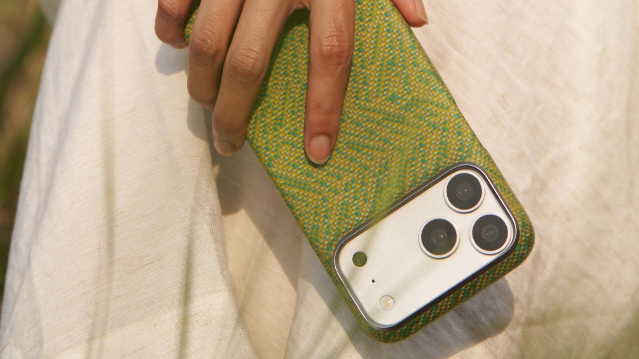 PITAKA Edge Case untuk iPhone 18: Ringan 22 Gram, Pelindung dari Serat Aramid