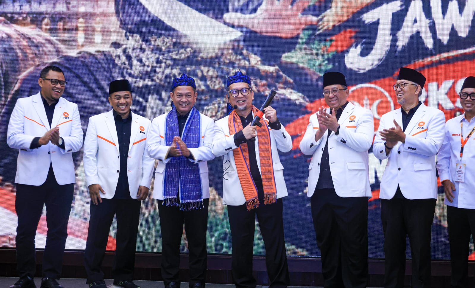 Presiden PKS Buka Bimtekda Legislatif se-Banten, Terima Golok Simbol Keberanian dari DPW