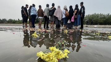 Pencarian Kapal Arupadhatu 1 Dihentikan, Keluarga Tabur Bunga di Selat Sunda