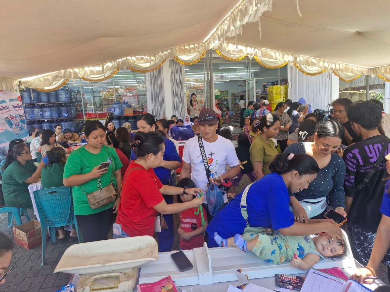 Alfamart dan Sweety Gelar Posyandu di Karegesan, Balita Diperiksa Gratis