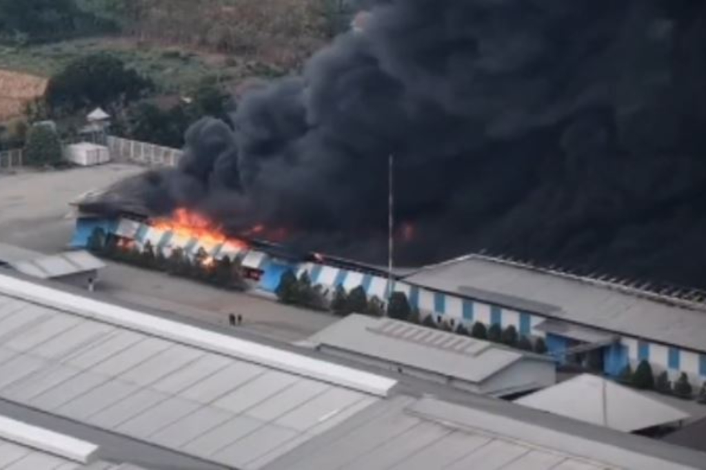 Pabrik Speaker di Nganjuk Terbakar 5 Jam, Kerugian Ditaksir Rp10 Miliar