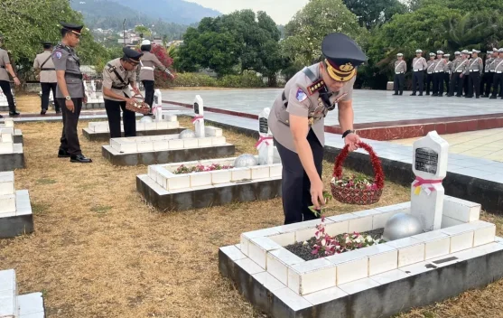 Ditlantas Polda Maluku Utara Ziarah ke TMP Banau Ternate Sambut HUT Ke-71 Lalu Lintas Bhayangkara