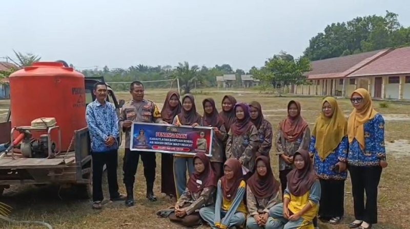Polsek Simpang Teritip Salurkan Air Bersih ke Sekolah Terdampak Kekeringan di Bangka Barat