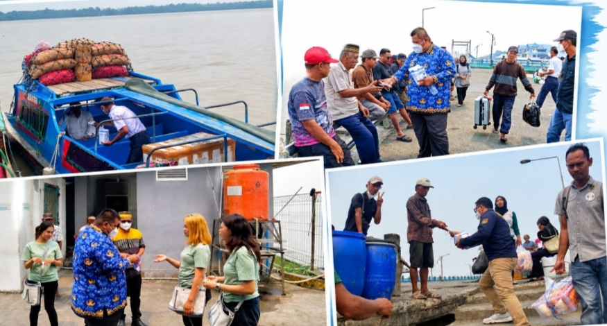 Kabut Asap Selimuti Kuala Tungkal, Dishub Tanjab Barat Bagikan Ratusan Masker ke Penumpang Kapal