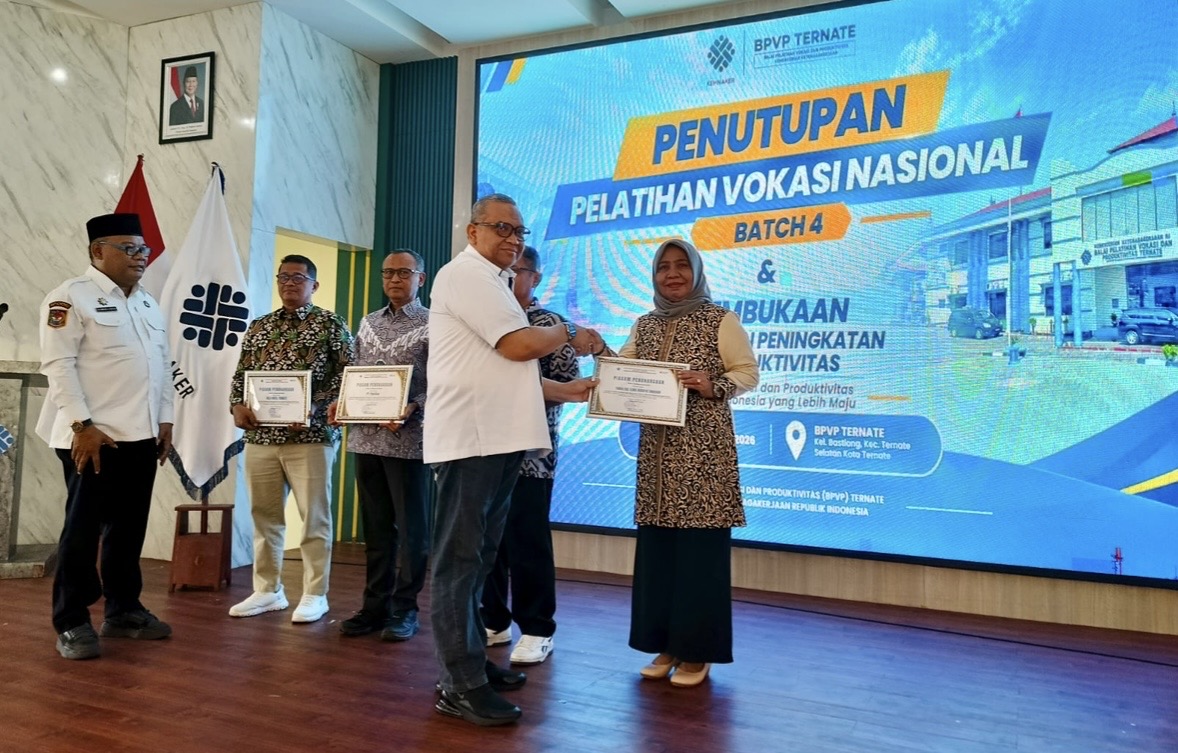 Wamenaker Afriansyah Noor Beri Penghargaan ke FIB Unkhair dan 4 Perusahaan Mitra Terbaik BPVP Ternate
