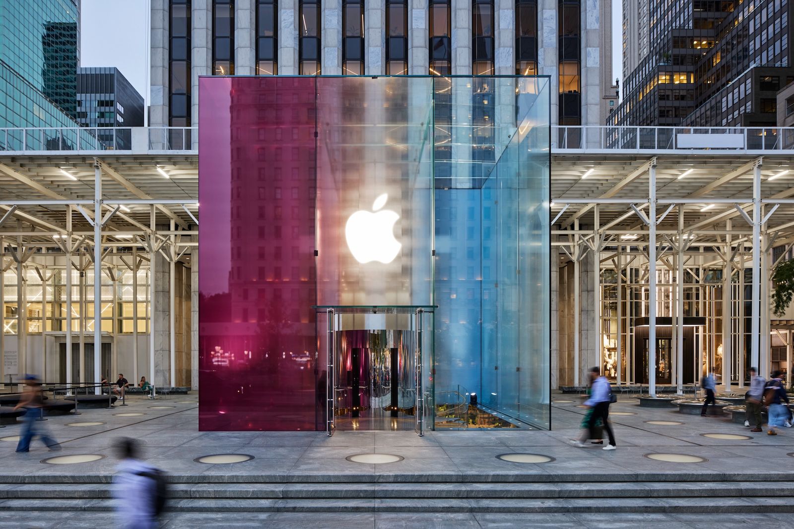 iPhone 18 Pro Siap Diluncurkan, Apple Fifth Avenue New York Dihias Warna Burgundy dan Glacier