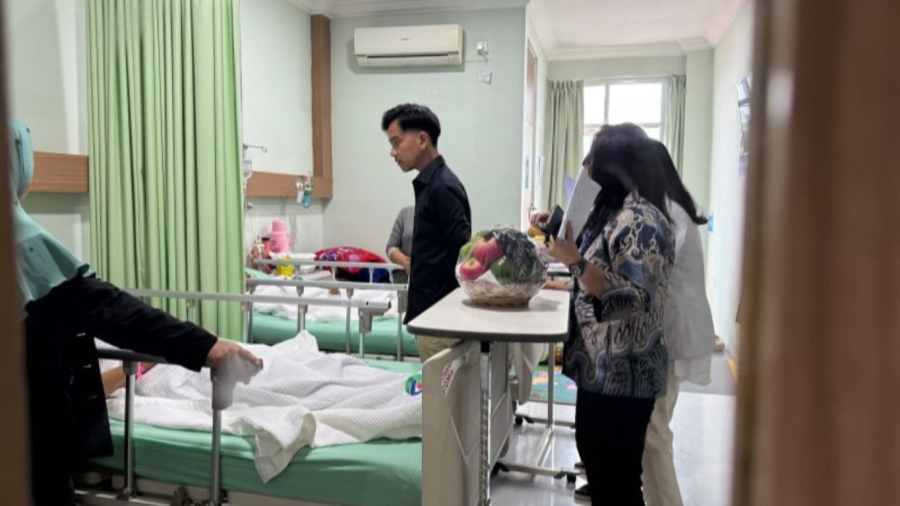 Gibran Lepas Kepulangan Dua Siswi Korban Dugaan Keracunan MBG Usai Dirawat di RSCM