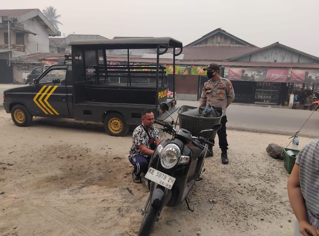 Polsek Mandor Patroli Siang di Tengah Kabut Asap, Warga Diminta Pakai Masker saat Beraktivitas