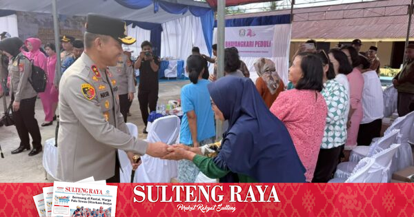 Kapolda Sulteng Nasri Sulaeman Bagi 200 Paket Sembako di Morowali dan Morowali Utara
