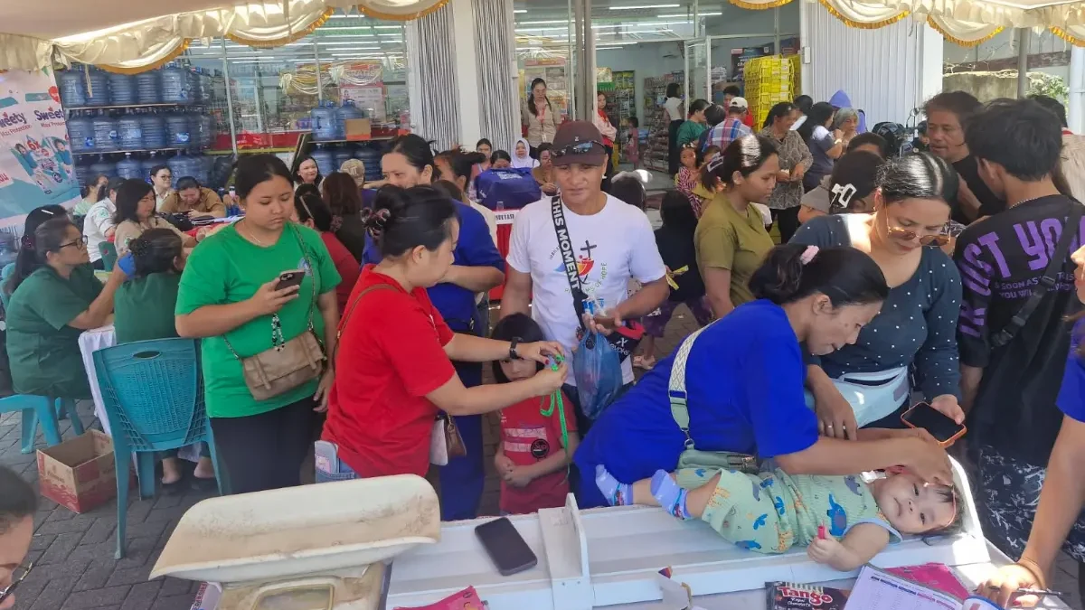 Alfamart Sahabat Posyandu di Kauditan, Balita Dapat Vitamin dan Popok Gratis