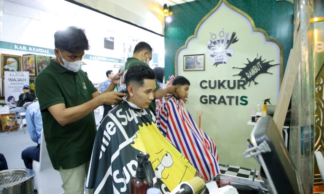 Cukur Gratis Stan Baznas Jateng di MTQ Nasional Semarang Diserbu Kafilah hingga Pelajar, Sehari Lebih dari 50 Orang