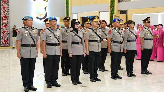 Kapolda Sumut Lantik 8 Pejabat Utama dan Kapolres di Aula Tribrata Medan