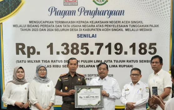 Kejari Aceh Singkil Pulihkan Tunggakan Pajak Desa Rp1,38 Miliar, Bupati Serahkan Piagam Penghargaan