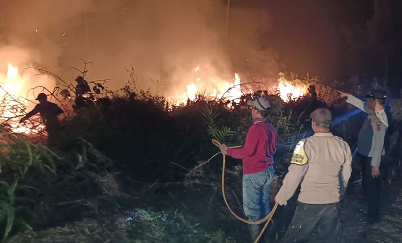 Polisi Padamkan Karhutla 10 Hektare di Sepintun Sarolangun, Bertahan Hingga Pukul 04.30 WIB