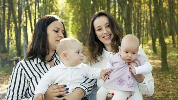Berbagi ASI Antar Sahabat: Amankah untuk Bayi? Ini Faktanya