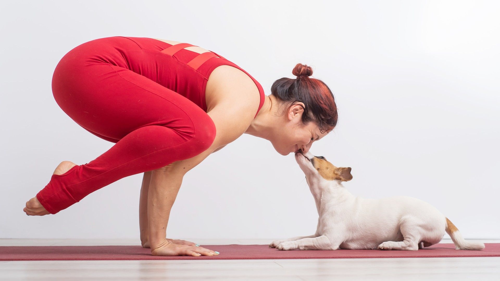 Instruktur Yoga: Pose Kakasana Bisa Latih Kekuatan Cengkeraman Tangan