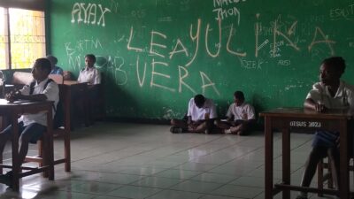 SMP Negeri 1 Kemtukgresi Kabupaten Jayapura Kekurangan Kursi dan Meja, Murid Belajar Duduk di Lantai