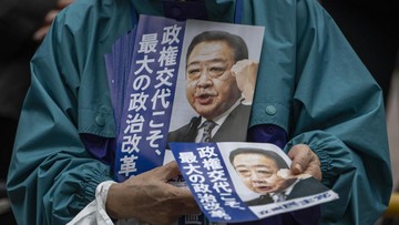 Yoshihiko Noda Bagi-bagi Flyer Politik di Stasiun Minami-Funabashi