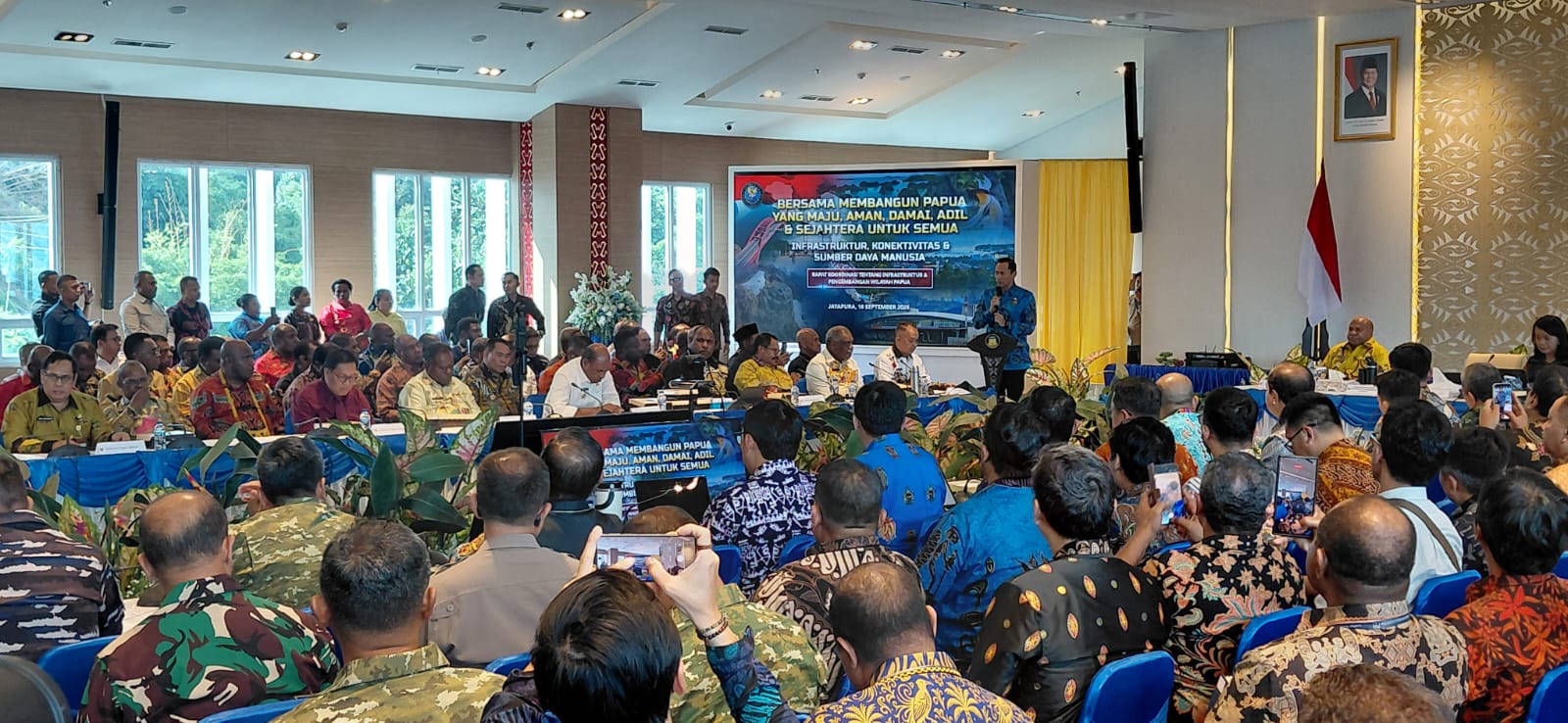 Gubernur Papua Matius Fakhiri Dorong Percepatan Konektivitas Antarwilayah di Rakor Bersama Menko AHY