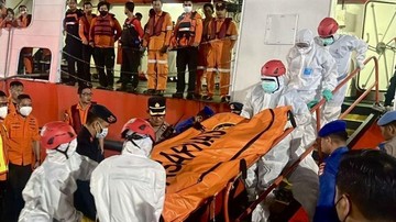 Tim SAR Evakuasi 3 Jasad dari Dalam Badan KMP Virgo, 126 Orang Masih Dicari