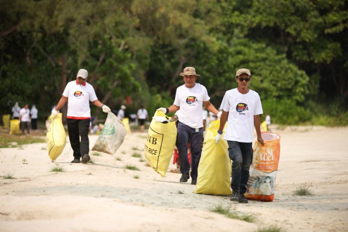 Bintan Resorts Ajak 100 Warga dan Hotel Operator Bersihkan Pantai Kampung Baru Sebong Lagoi