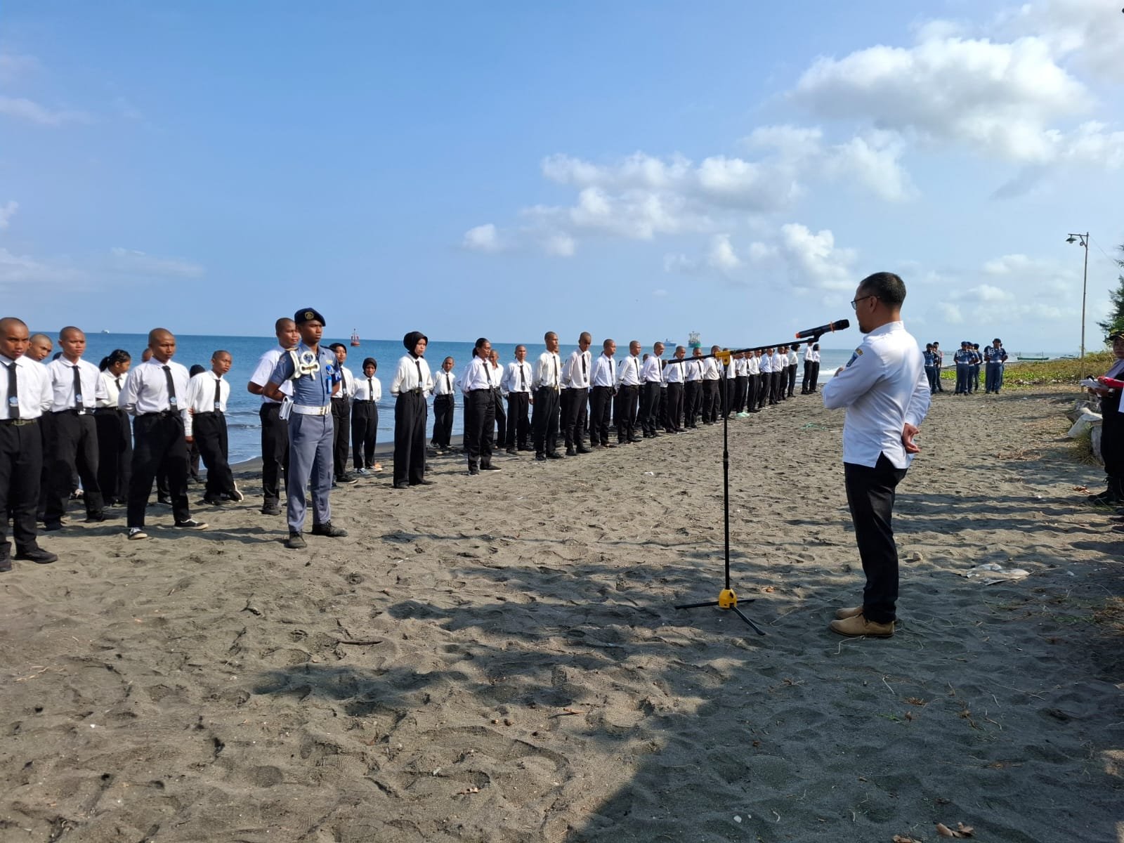 150 Taruna SMKN 1 Lembar Digembleng Brimob Polda NTB Selama 4 Hari di Pantai Cemara