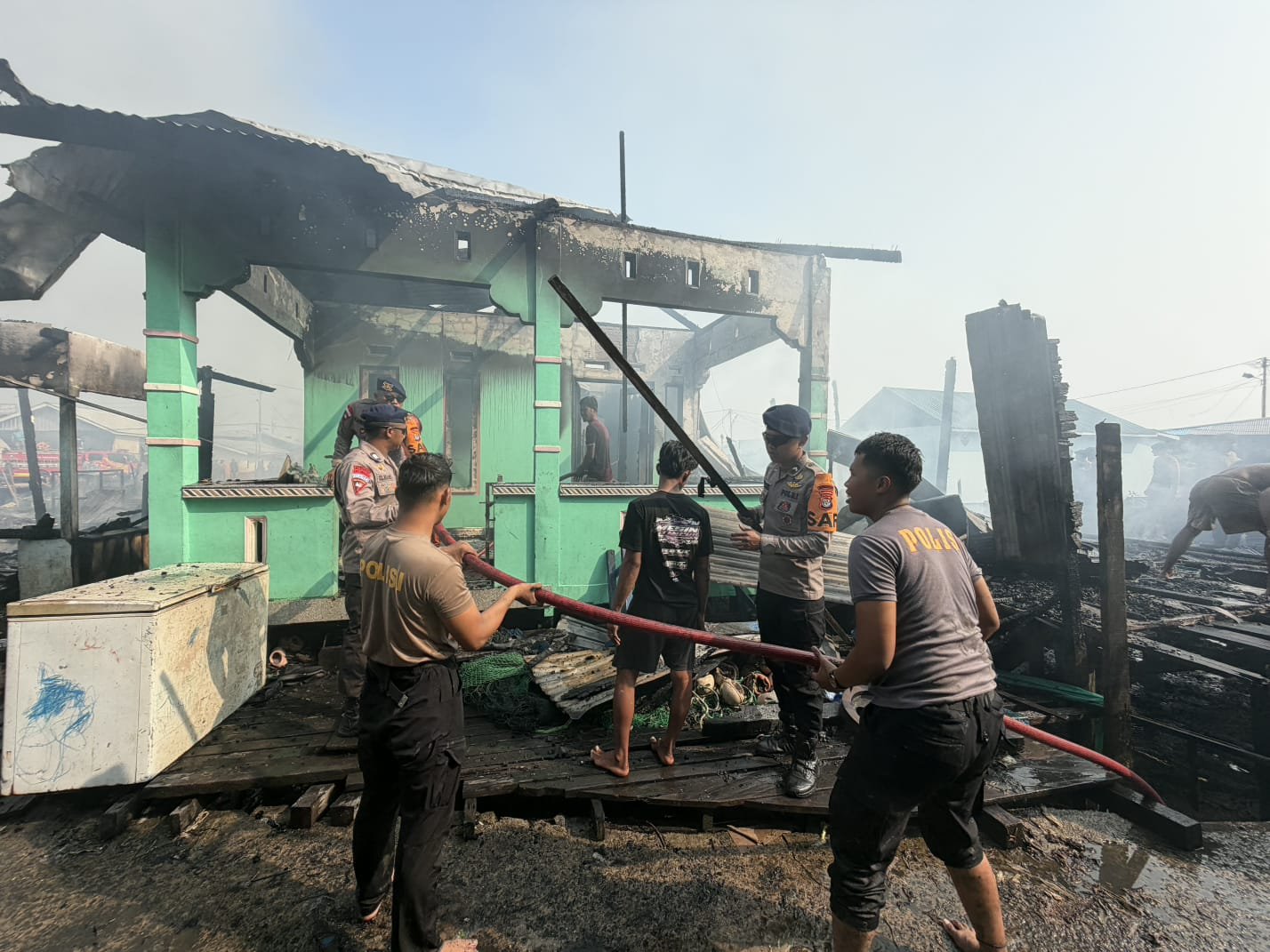 Tim SAR Satbrimob Polda Kaltara Bantu Evakuasi Warga Saat Kebakaran Landa Permukiman Padat Karang Rejo Tarakan