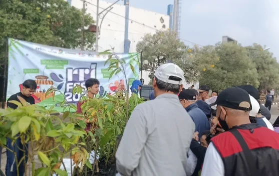RRI Bandung Bagikan 100 Bibit Pohon di Sport Jabar Arcamanik, Warga Diajak Hijaukan Lingkungan