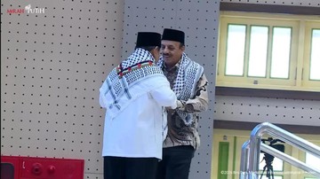 Prabowo Terima Sorban Palestina di Peringatan 100 Tahun Gontor, Serukan Bela Palestina